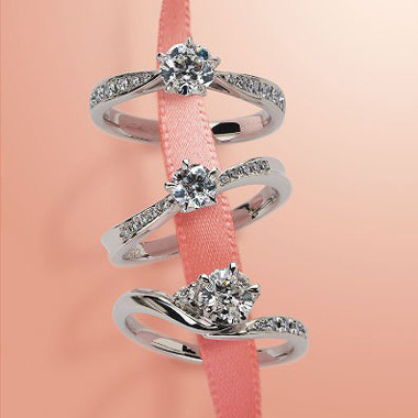 フェミニン,ゴージャス 婚約指輪のさくらダイヤモンド　エンゲージリング