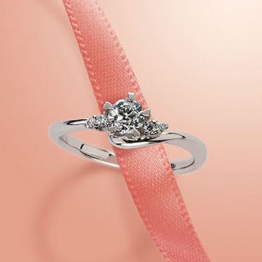 フェミニン,ゴージャス 婚約指輪のさくらダイヤモンド　エンゲージリング