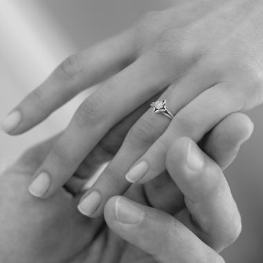 ゴージャス 婚約指輪のソリティアプレーンリング